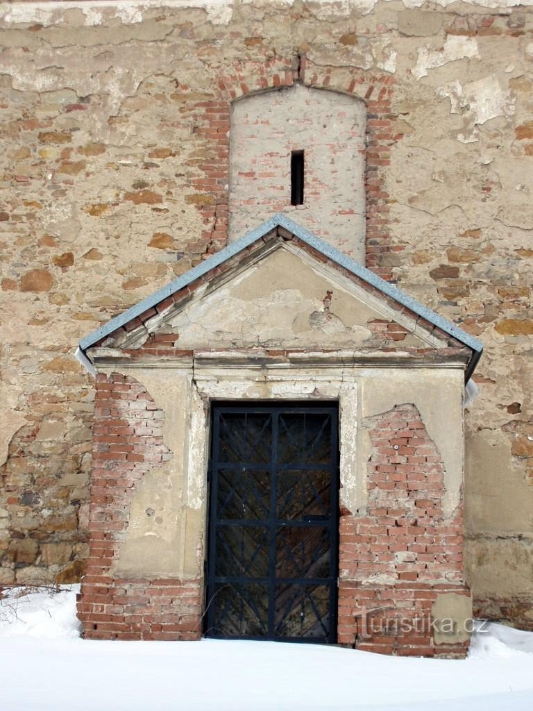 a templom oldalsó bejárata