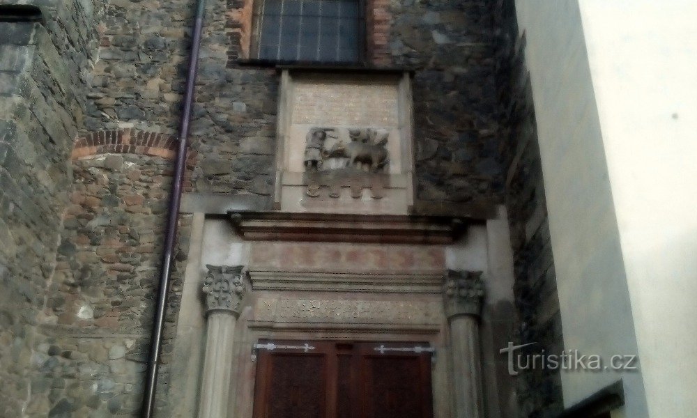 聖教会への横の入り口。 バーソロミュー