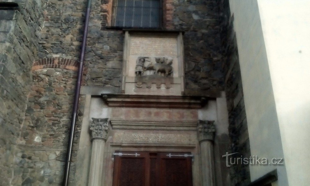 Zij-ingang van de kerk van St. Bartholomeus