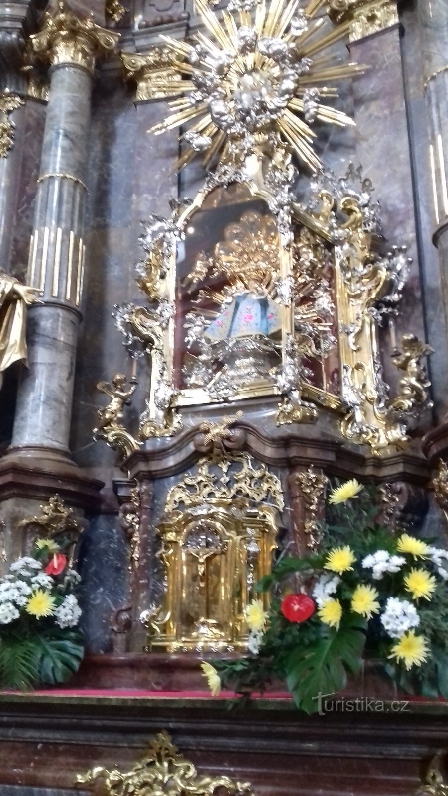 a Prágai Kis Jézus mellékoltár a Győztes Szűzanya templomban