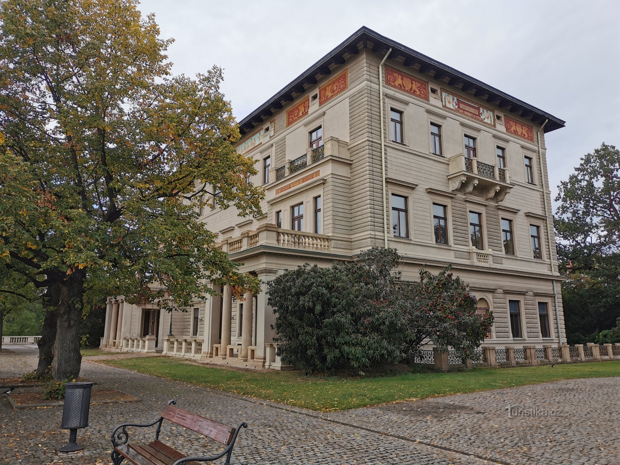 vista laterale della villa