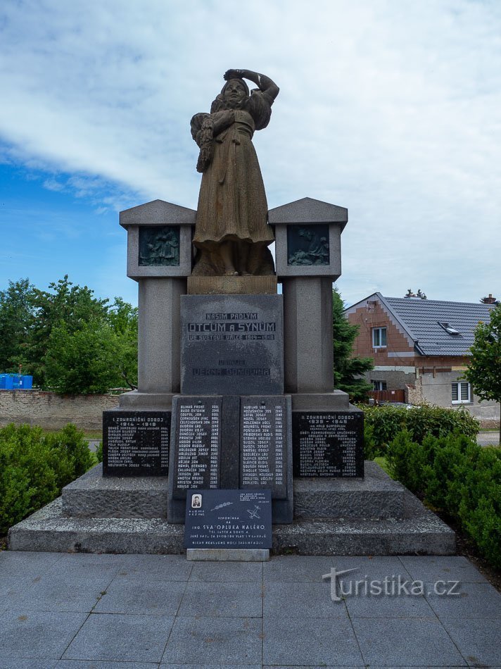 Eine fröhliche Dame hält Ausschau nach jemandem