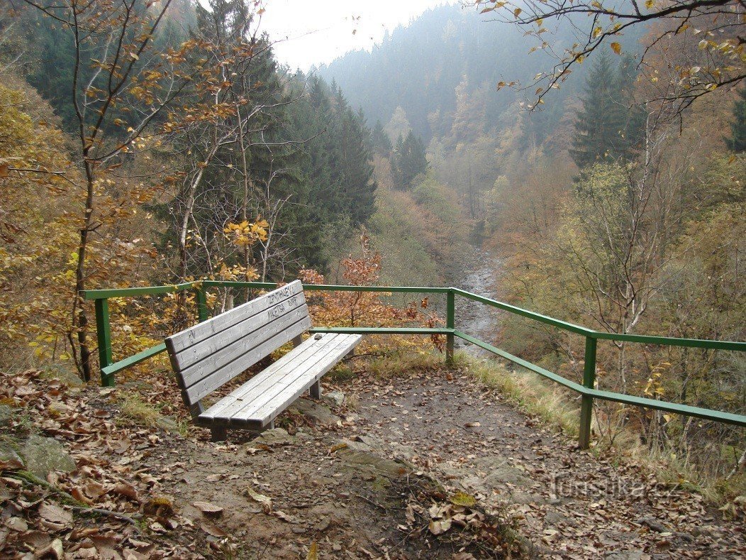Böhmova vyhlídka s lavičkou