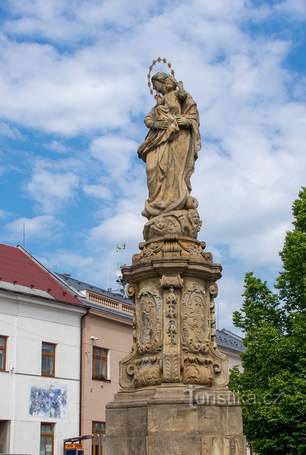 Uma parte central ricamente decorada com uma estátua