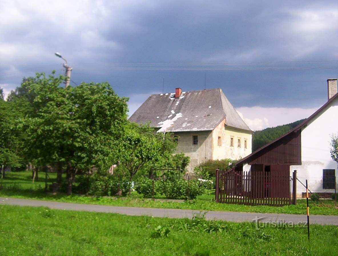 Bohdíkov-fort vanuit het westen vanaf de weg vanaf het treinstation van Komňátka - Foto: Ulrych Mir.