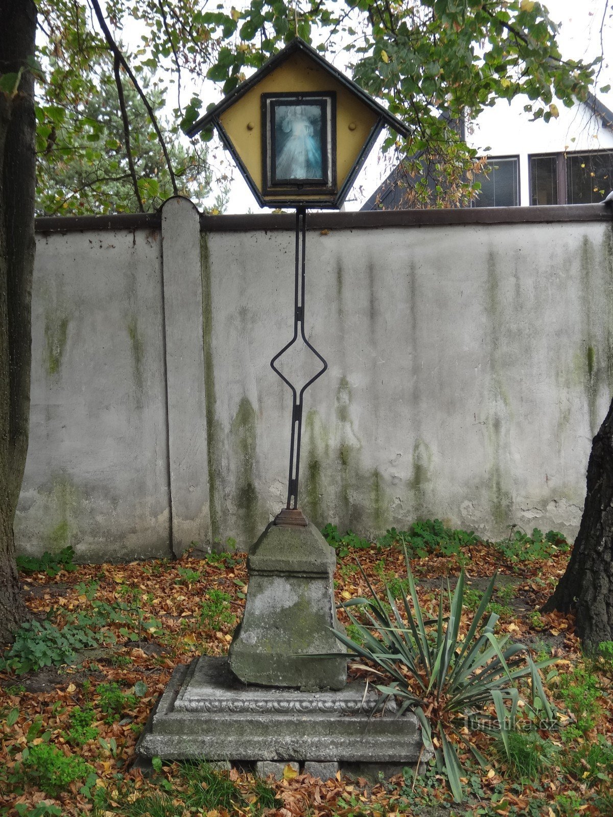 Надгробок Богуміну в парку