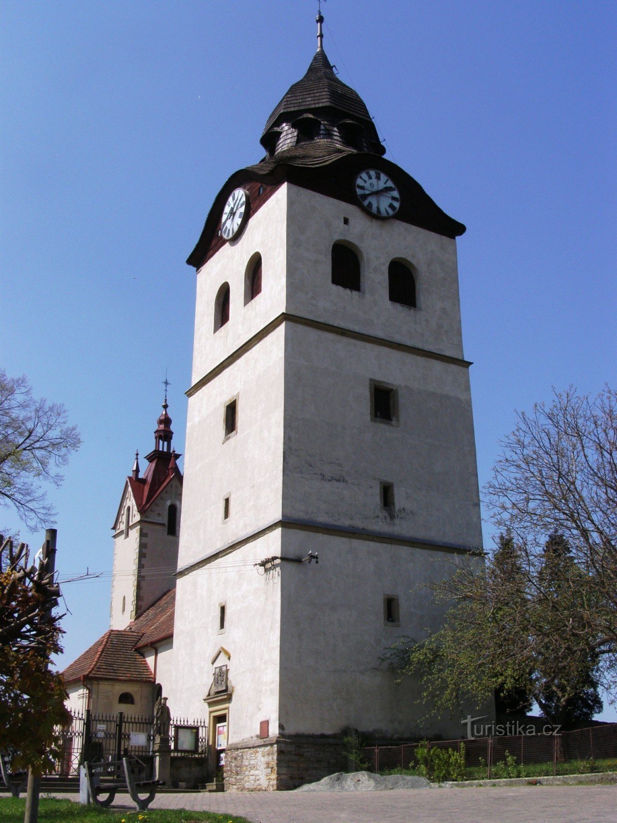 Bohuslavice - Pyhän Nikolauksen kirkko. Nikolaus kellon kanssa