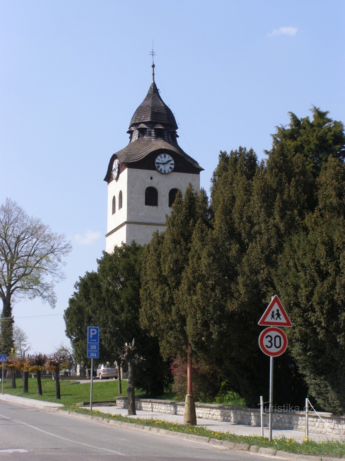 Bohuslavice - iglesia de St. Nicolás con la campana