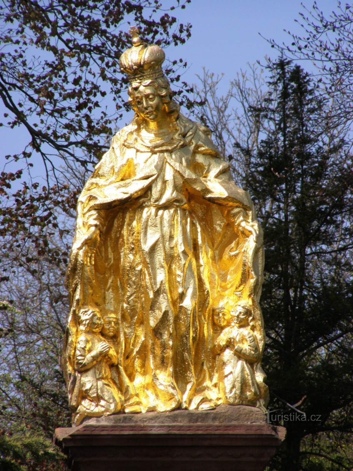 Bohuslavice nad Metují - estatua dorada de la Virgen María