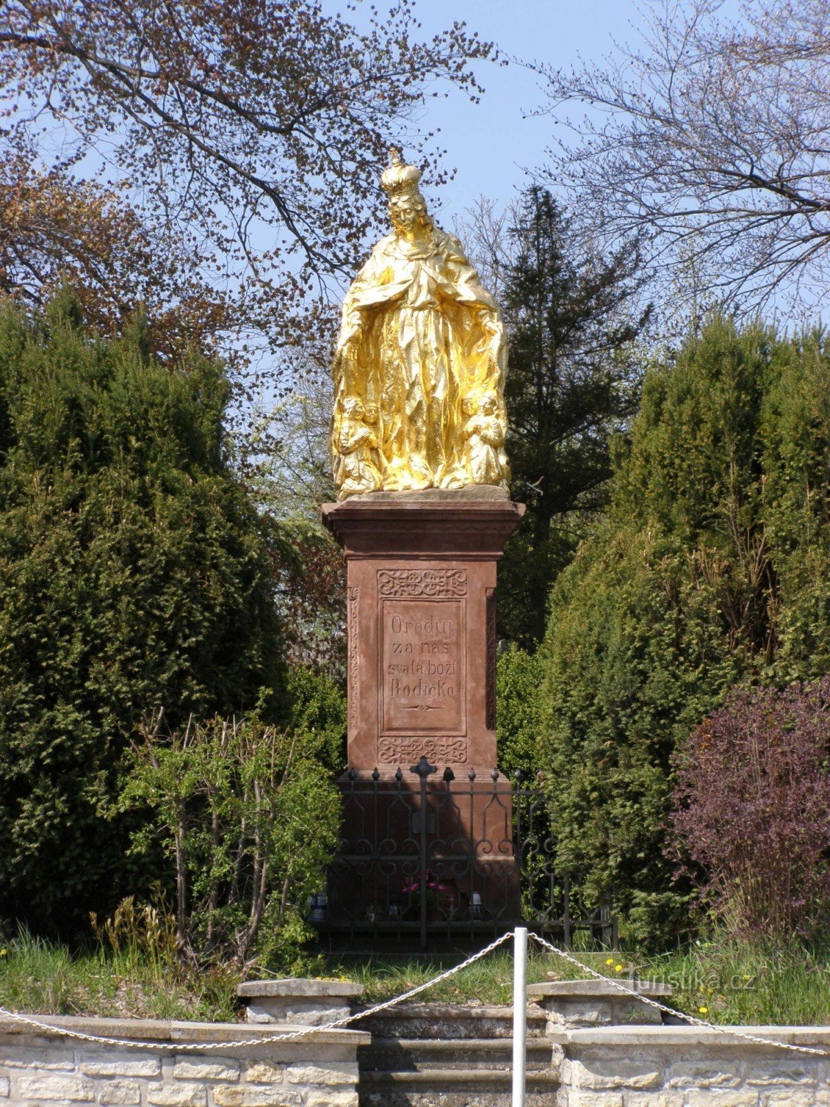 Bohuslavice nad Metují - estatua dorada de la Virgen María