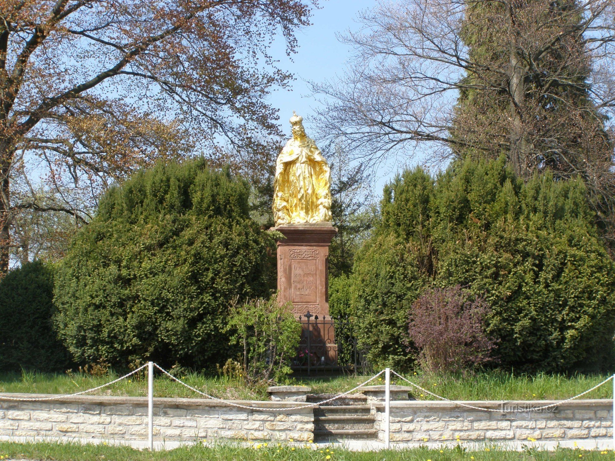 Bohuslavice nad Metují - gilded statue of the Virgin Mary