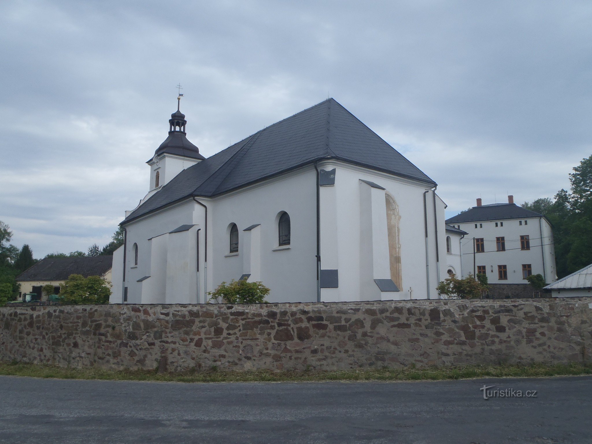 Bohušov, kościół św. Jaskółka oknówka