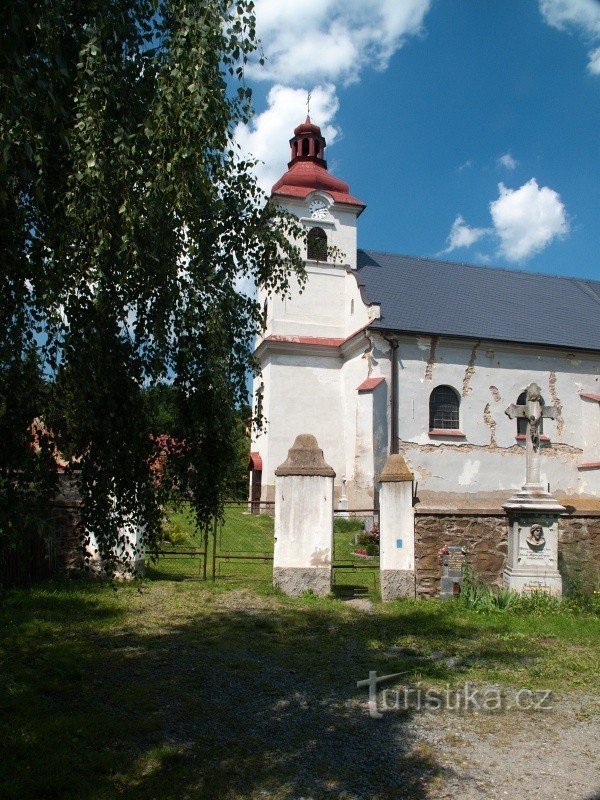 Bohušov - Iglesia de San Martín y lápidas renacentistas.