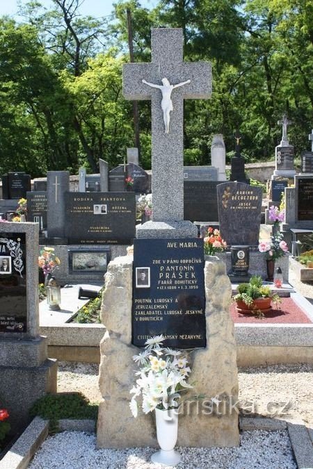 Bohutice - hrob p. Antonína Práška