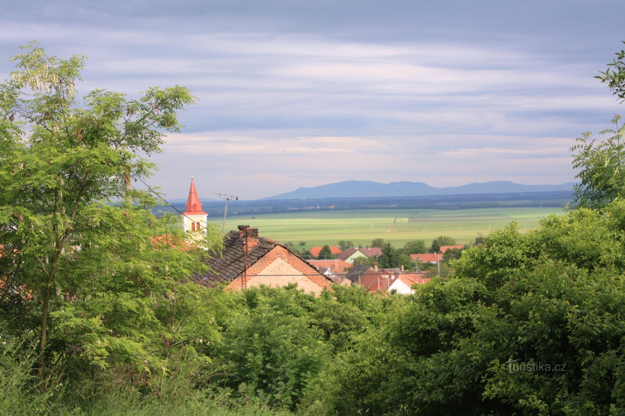 Bohutice - výhled přes obec na hřeben Pálavy