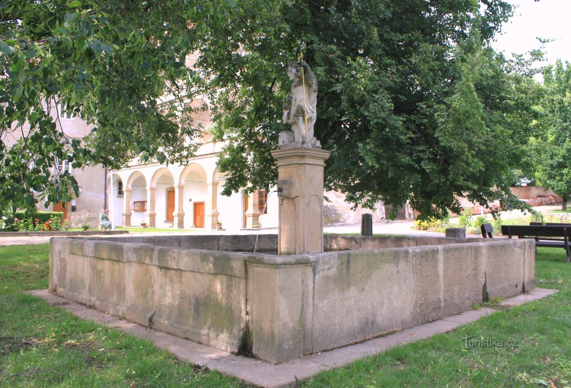 Bohutice - fontanna zamkowa