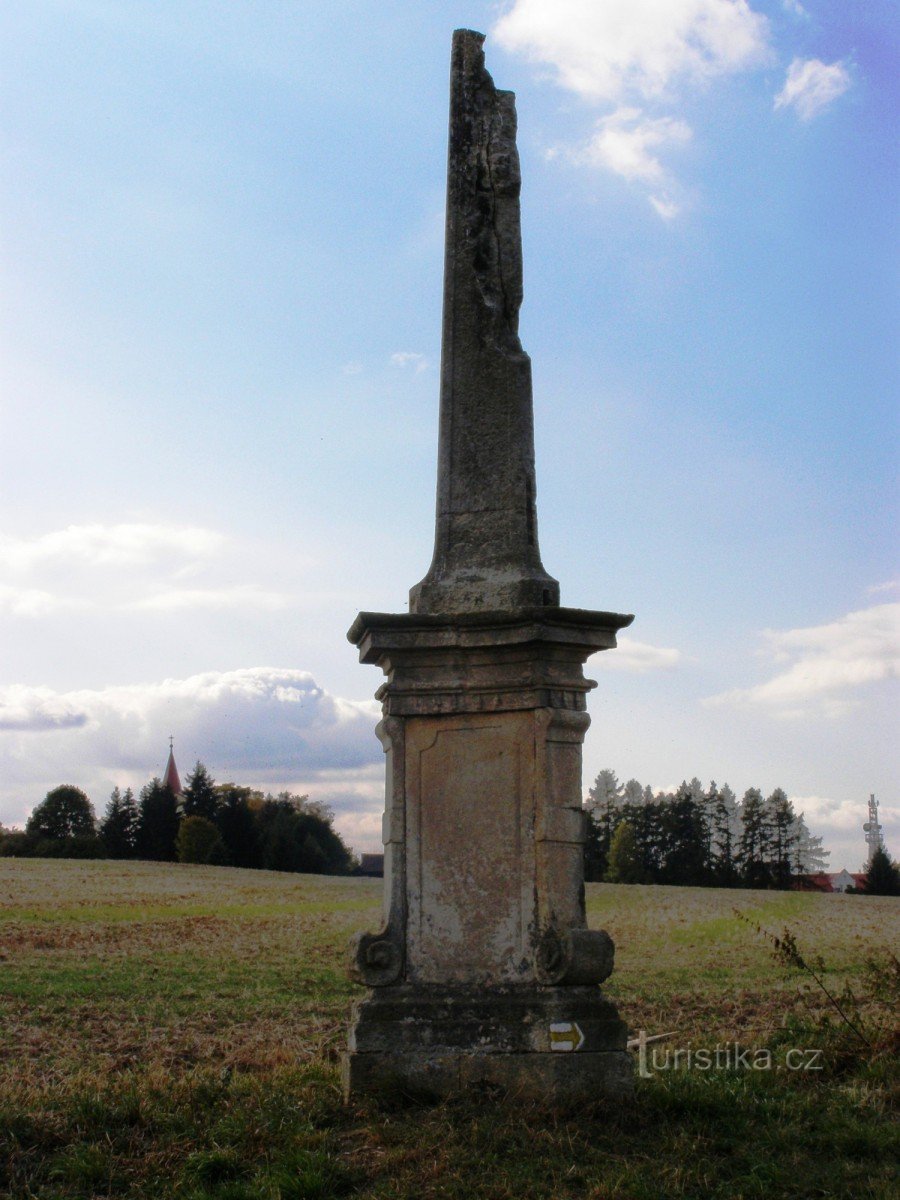 Chiến trường trên Chlum - tượng đài ở ngã tư đường đến Nedělišť
