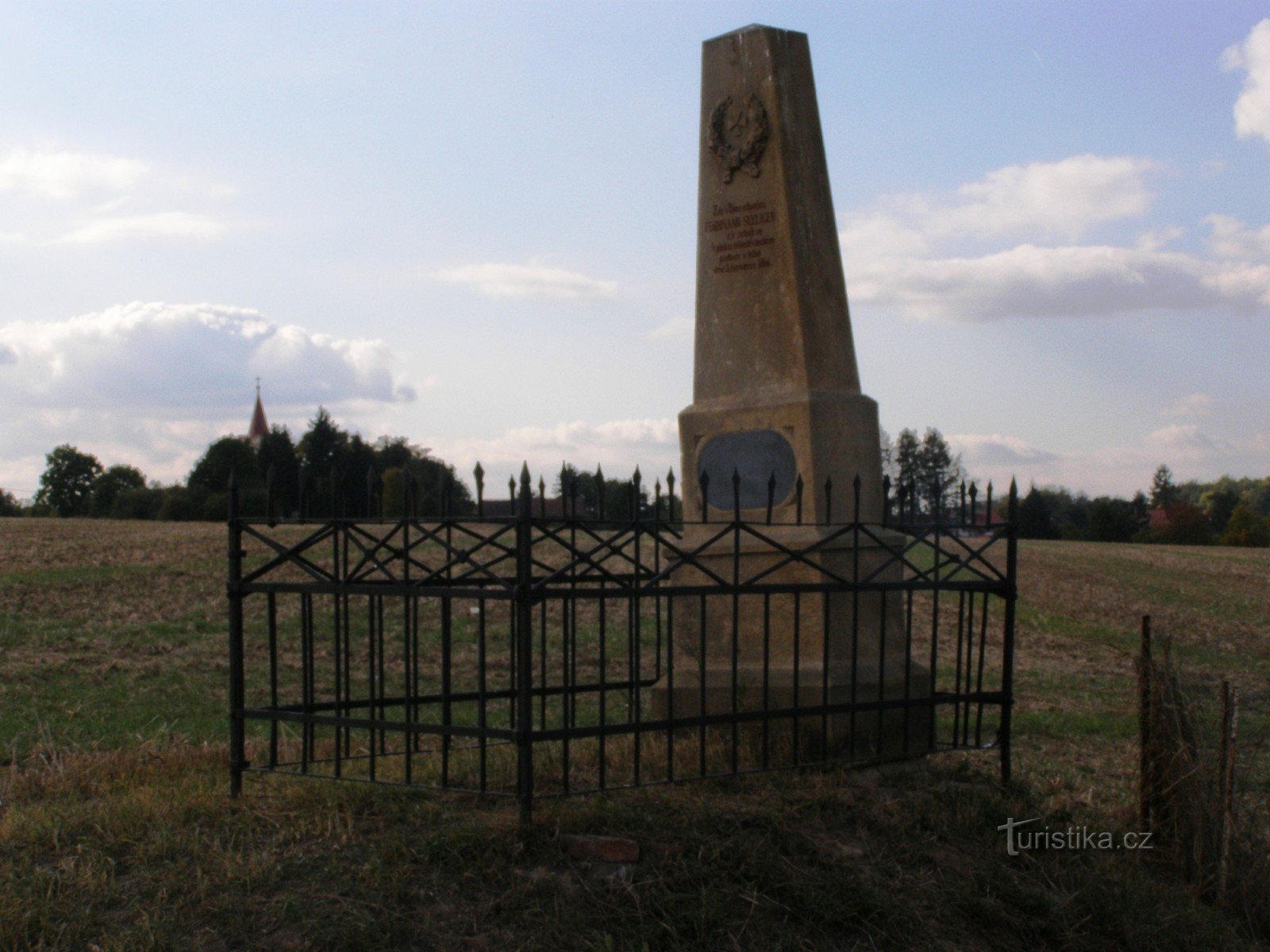 Chiến trường trên Chlum - tượng đài ở ngã tư đường đến Nedělišť