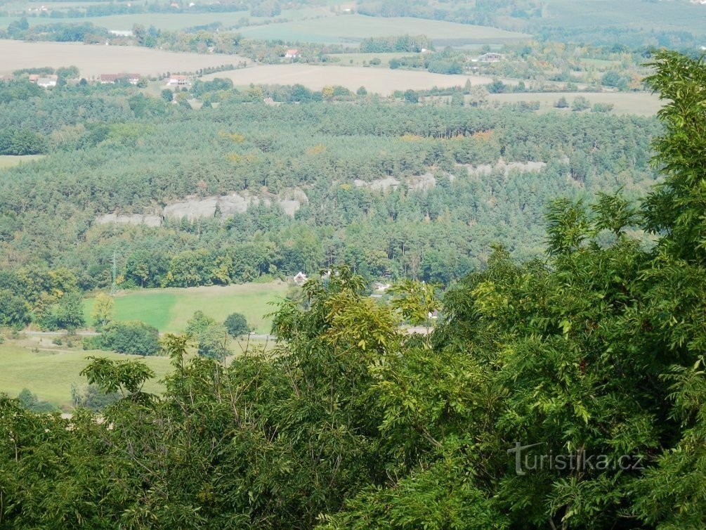 Rochers de Borecké depuis le château de Trosky, zoom