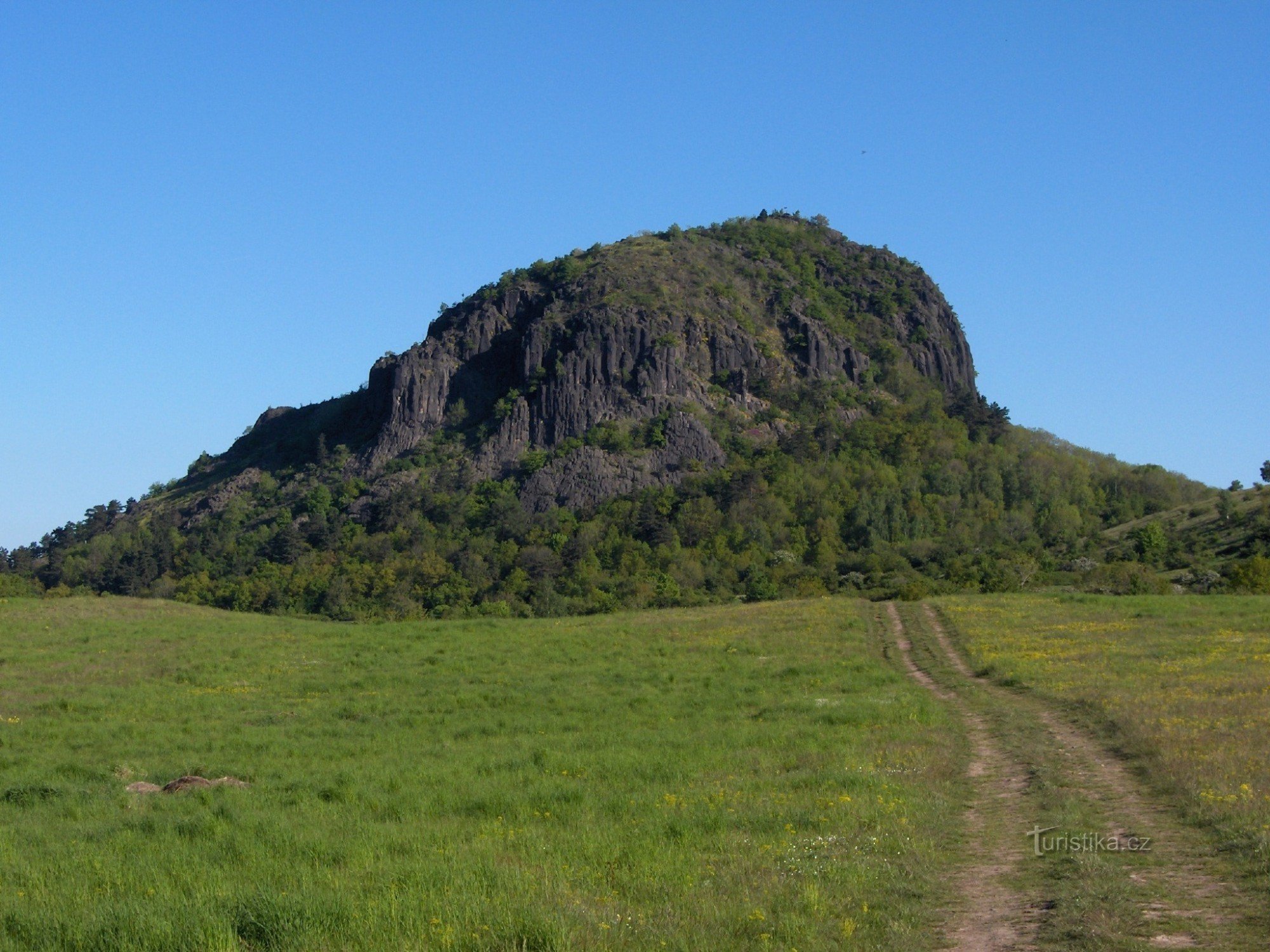 Bořen da estrada para Hrobčice