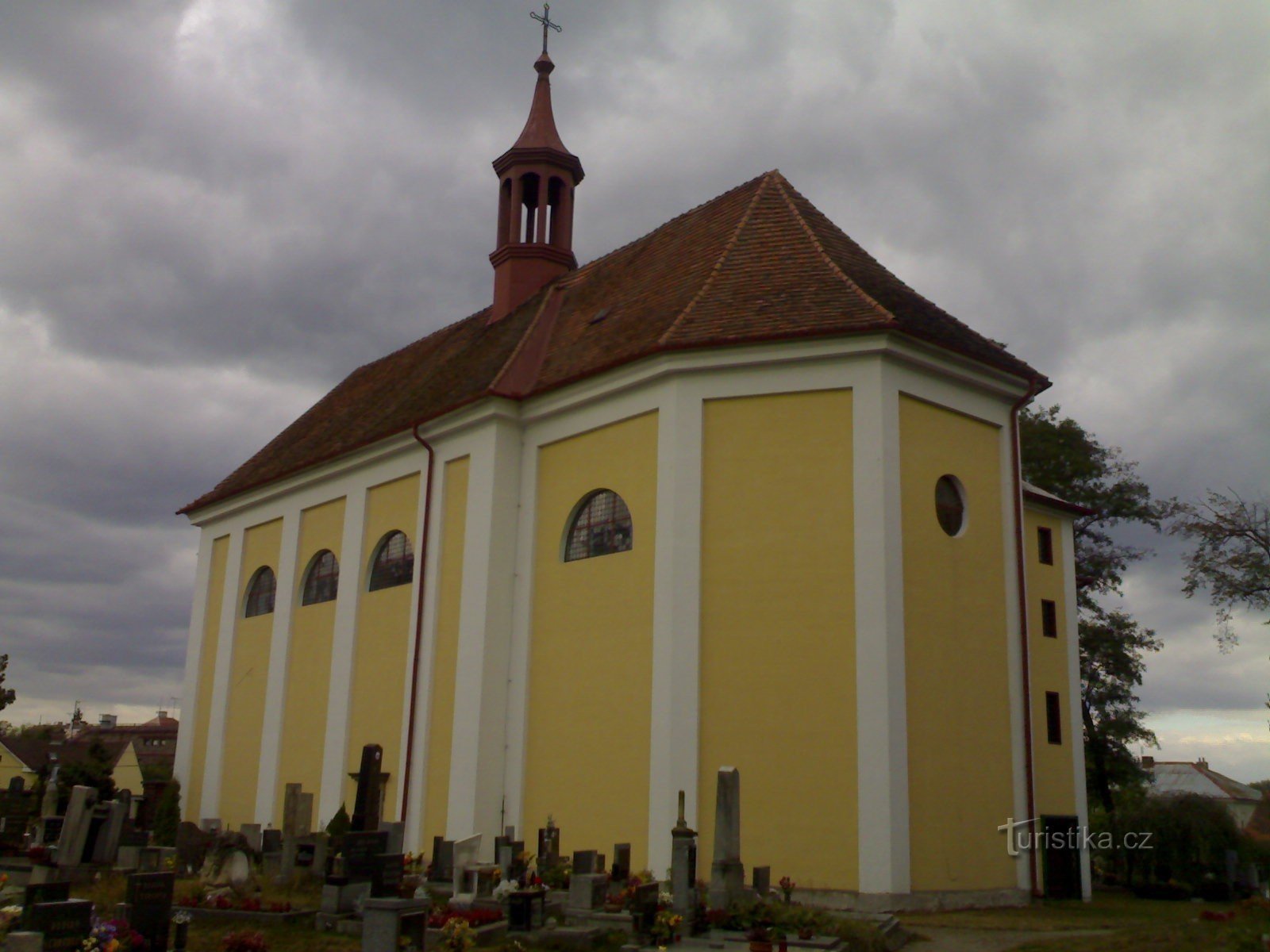 Borohrádek - Pyhän Nikolauksen kirkko. Arkkienkeli Mikael