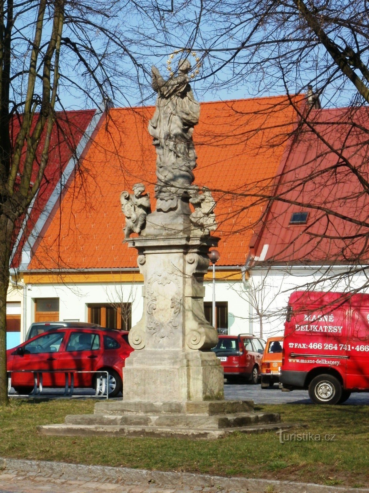 Borohrádek - estatua de la Virgen María