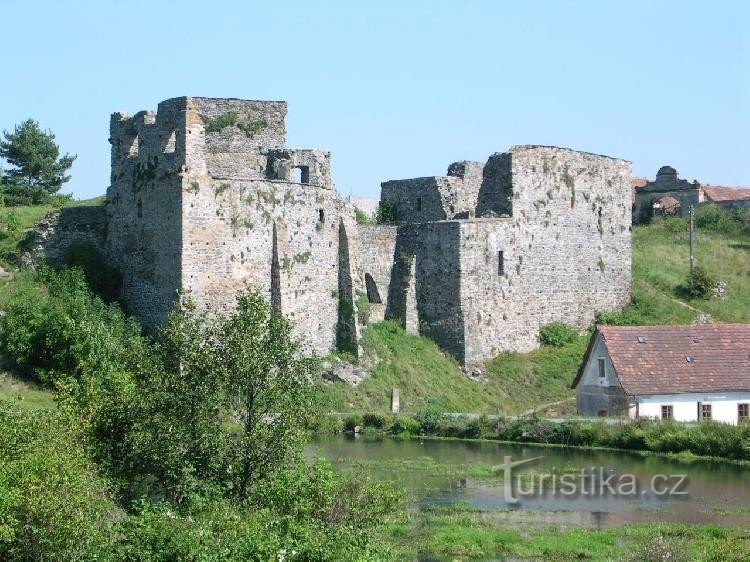 Borotín - pohled přes rybník