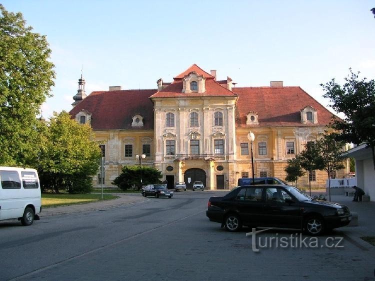 Borovany - plaza - castillo