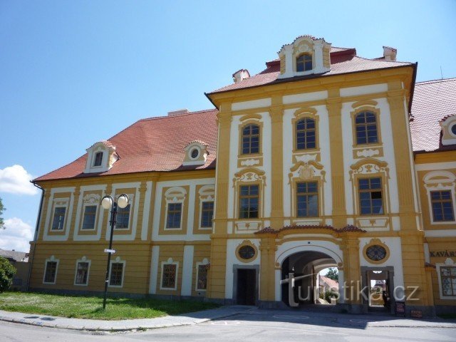 Borovany, château sur la place