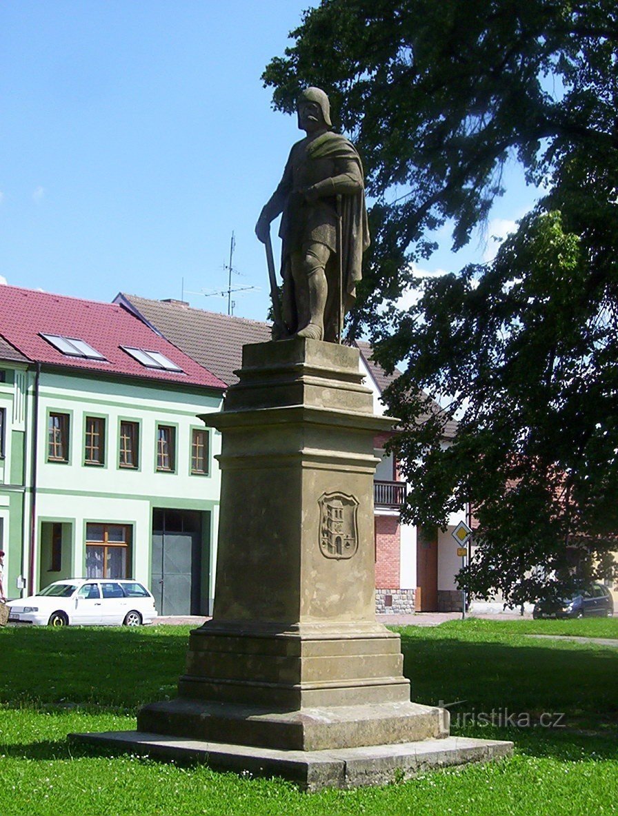 Borovany-Žižkov-Platz mit dem Denkmal für Jan Žižka-Foto: Ulrych Mir.