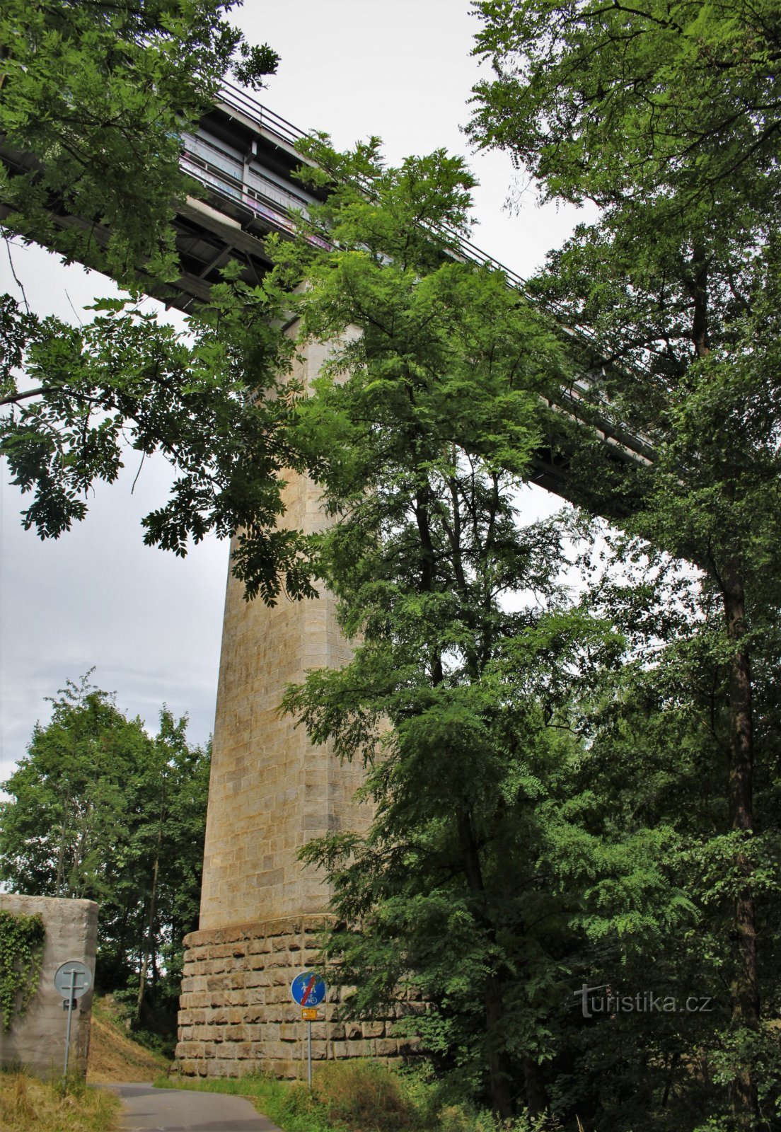 Borovinský-Eisenbahnbrücke vom Talboden