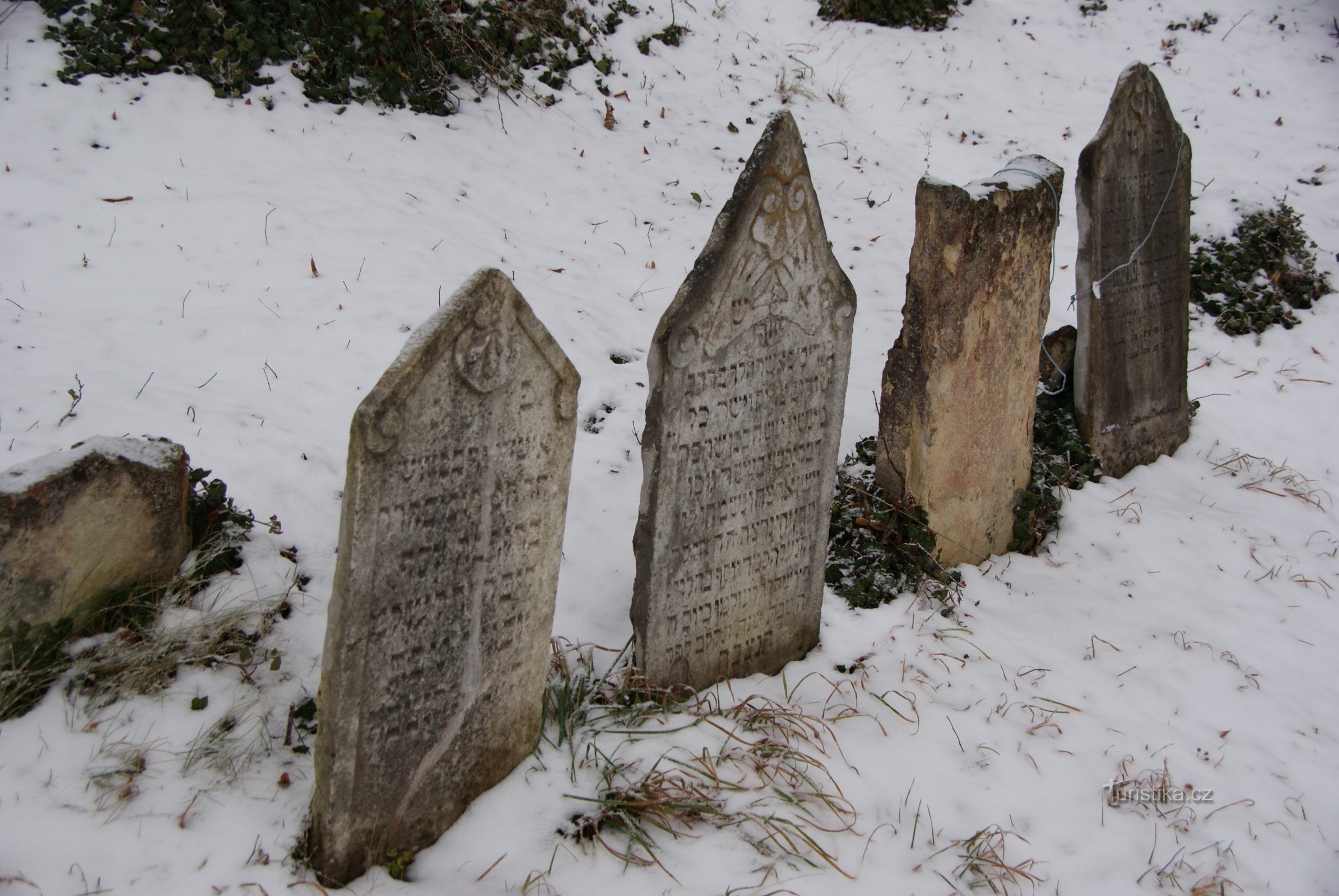 Boskovice - parcourir le cimetière juif d'hiver