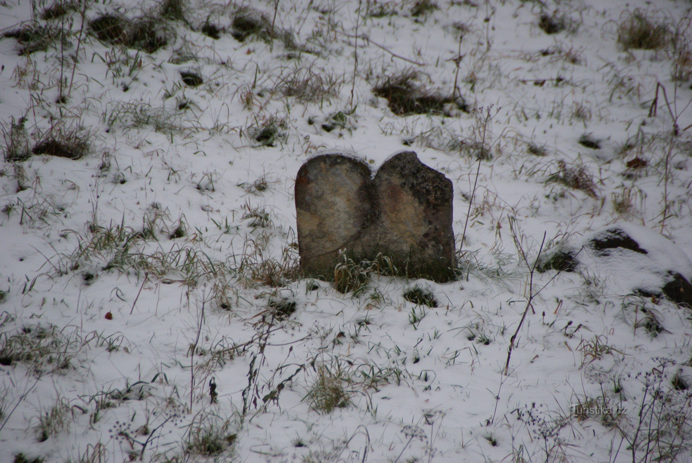 Boskovice - parcourir le cimetière juif d'hiver