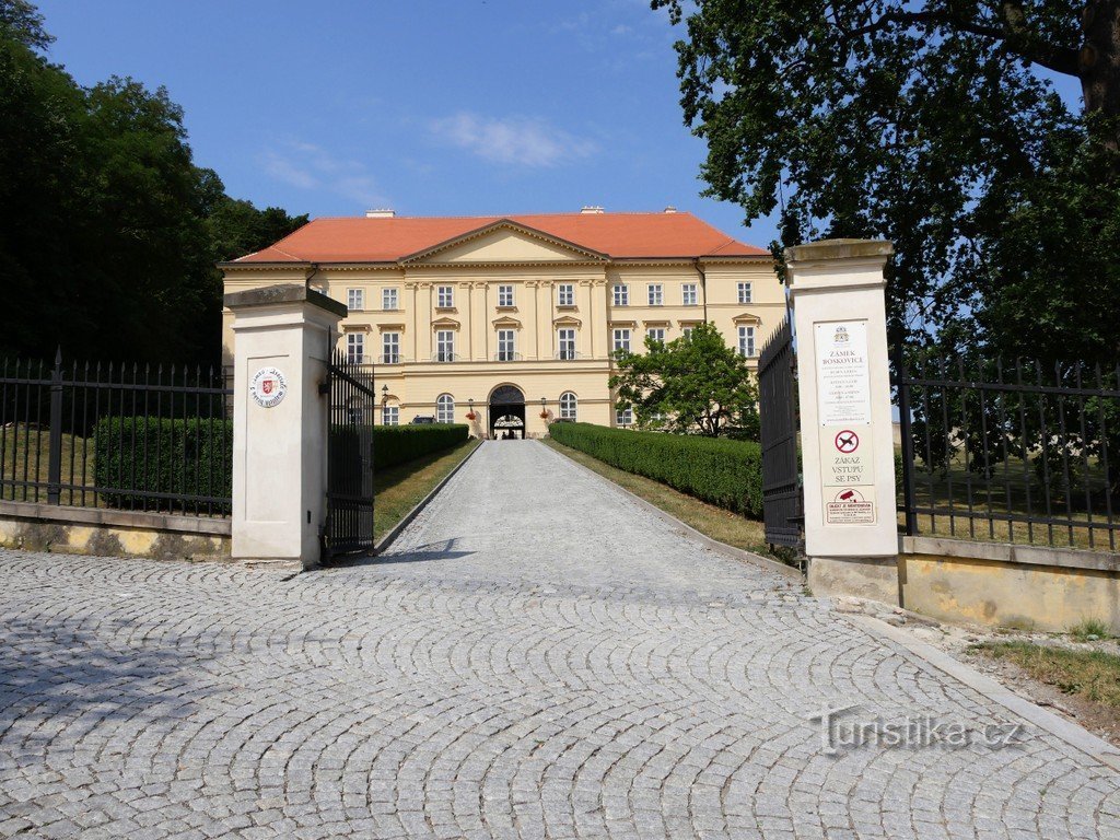 Boskovice, widok na zamek z ulicy zamkowej