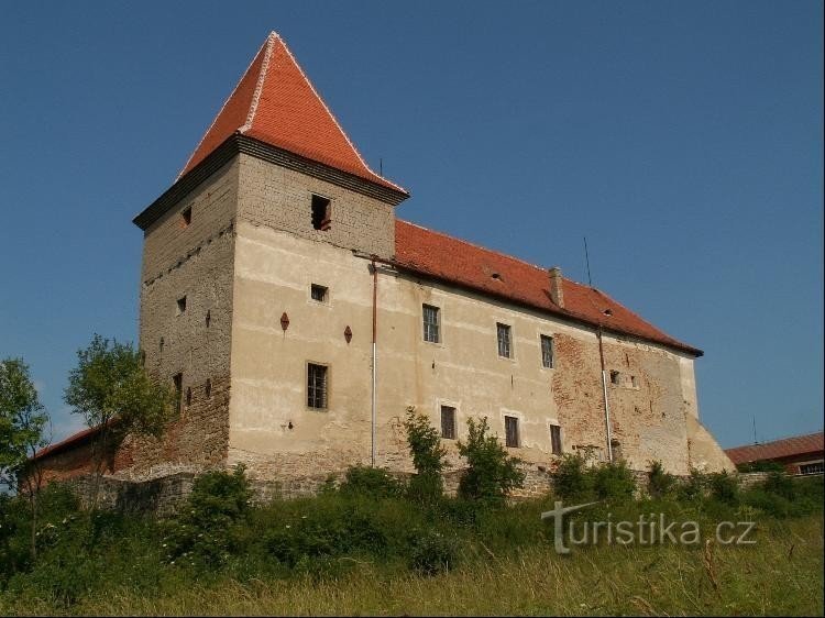 Fort Bošovick: Het fort gelegen boven het dorp Bošovice.