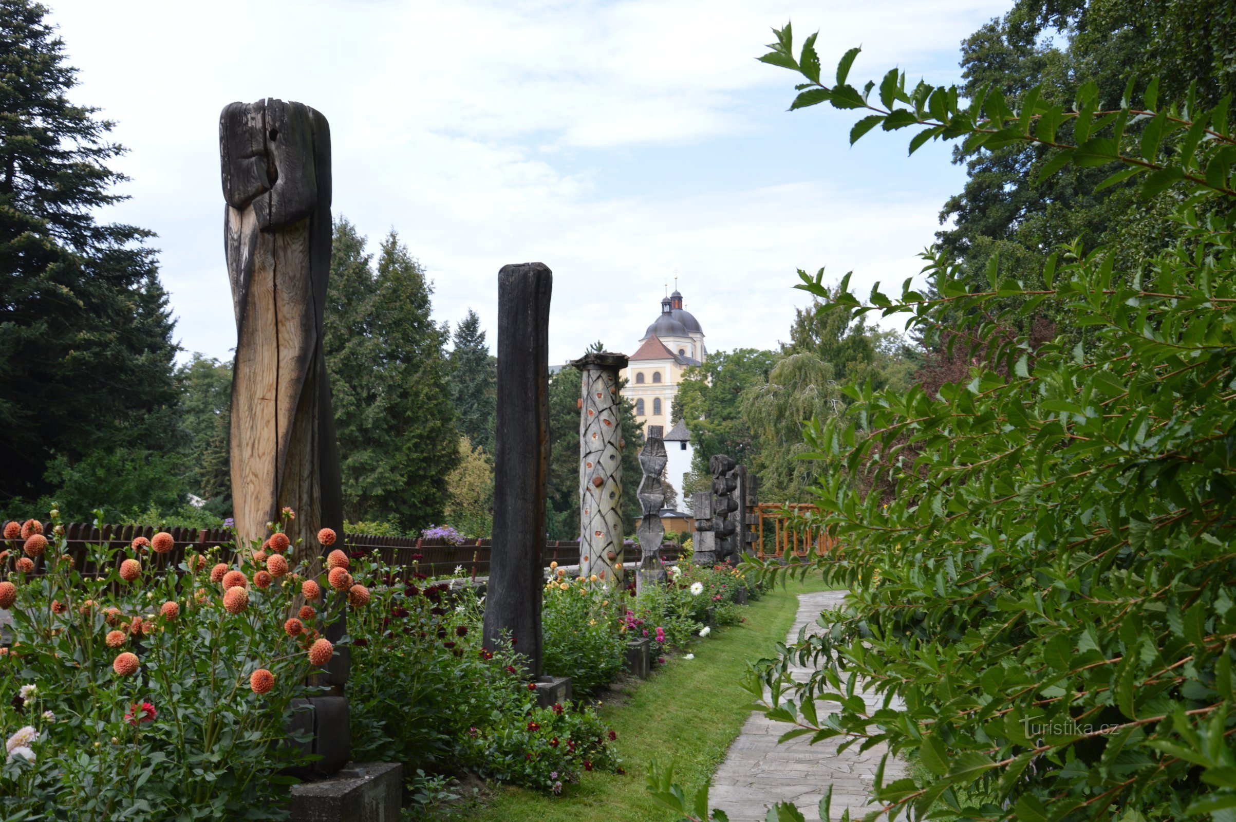 jardín botánico - columnas decorativas de madera