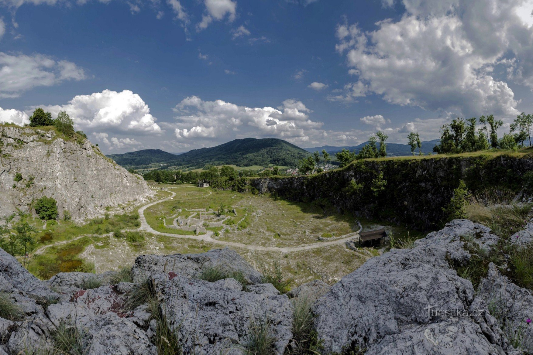 Grădina botanică - cu intrare în Pouťová jeskyná