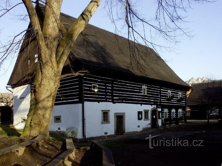 Boučků boerderij: Boučků boerderij op Malá Skala; op de achtergrond Droge Rots.