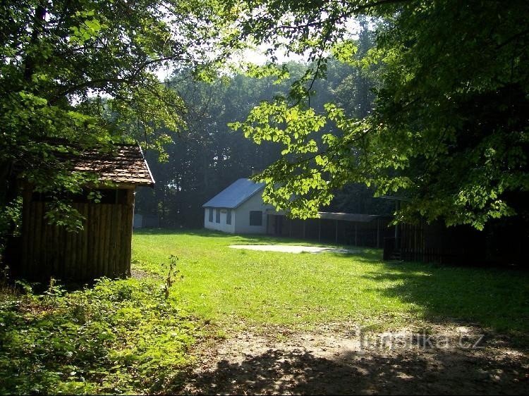 小屋：オンドリのそばの小屋、道標のそばの娯楽エリア