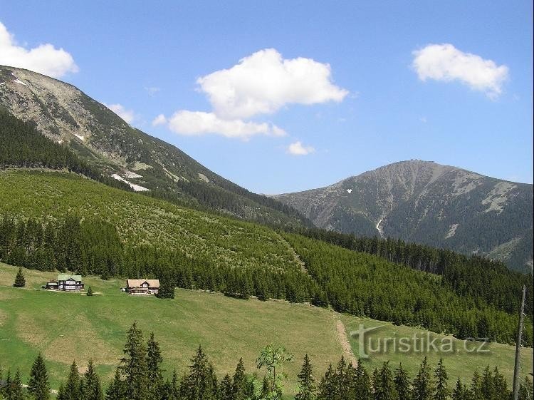 Hütten in Modrá dole: im Hintergrund die Hänge von Studniční h. und Sněžka