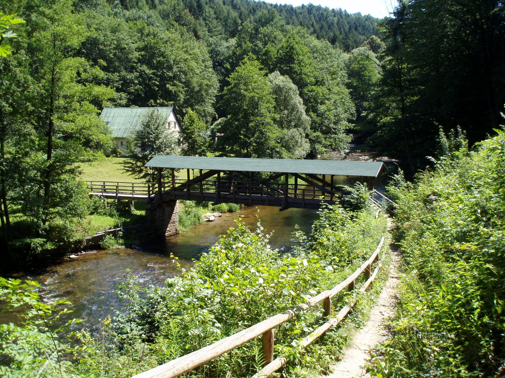 Boušín-voetgangersbrug over de rivier de Úpu