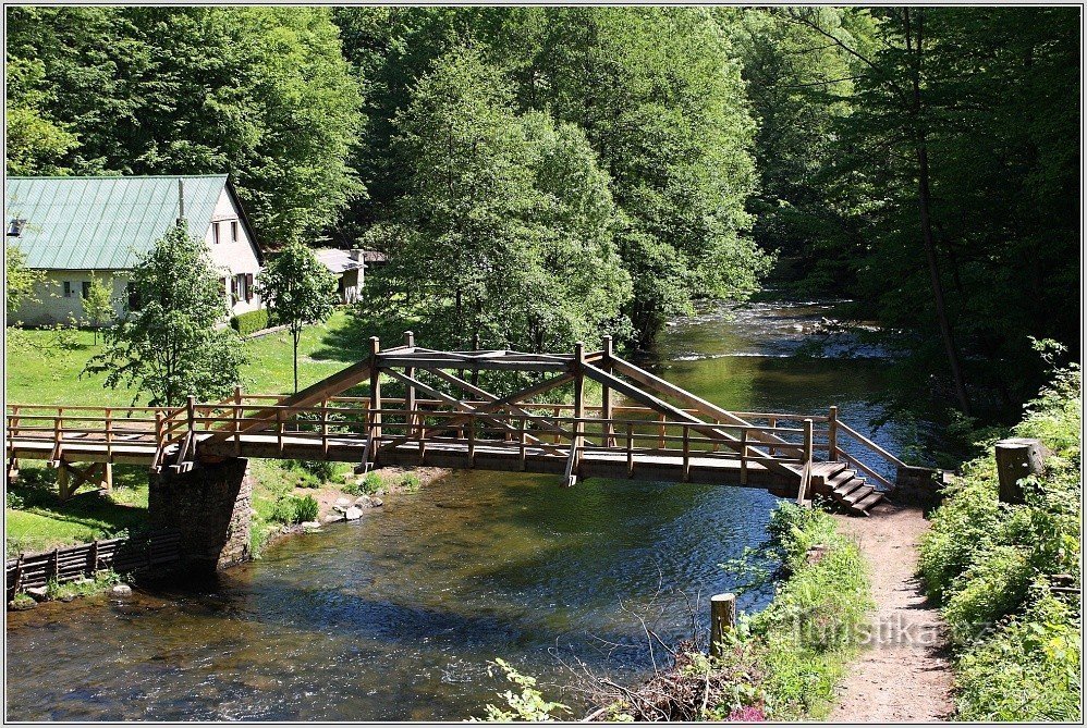 Boušín-voetgangersbrug over Úpa