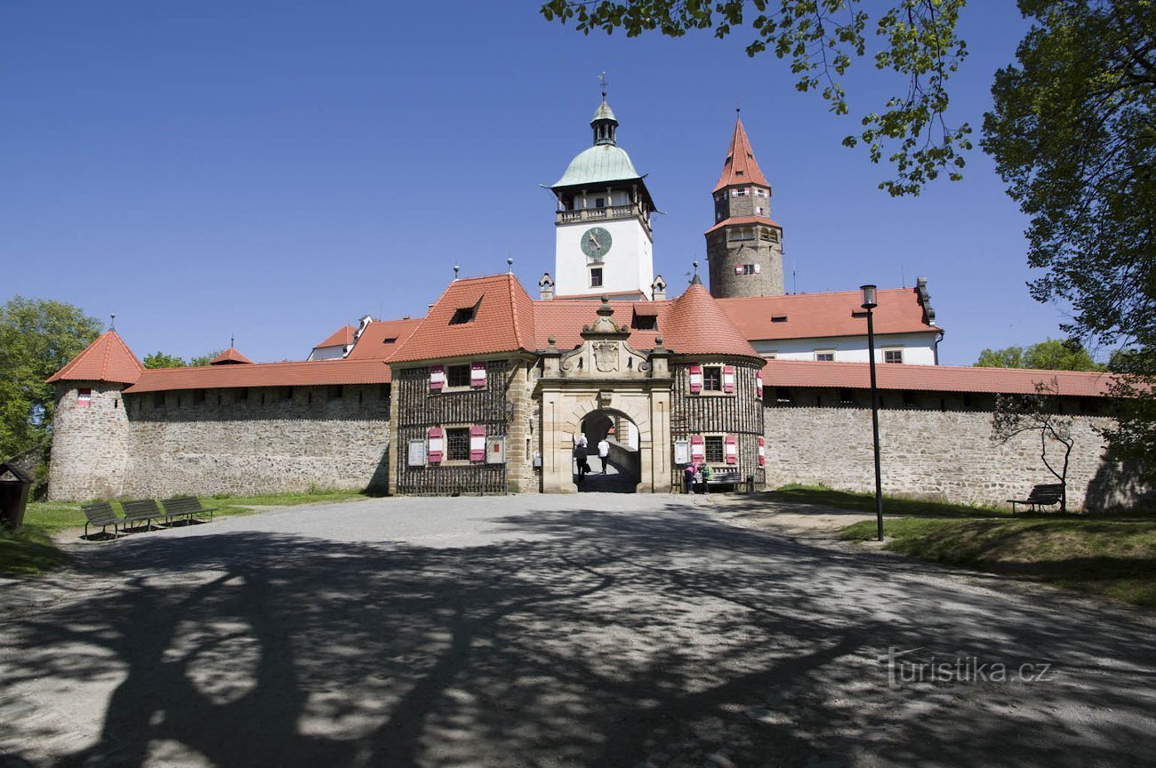 Bouzov - torre do relógio