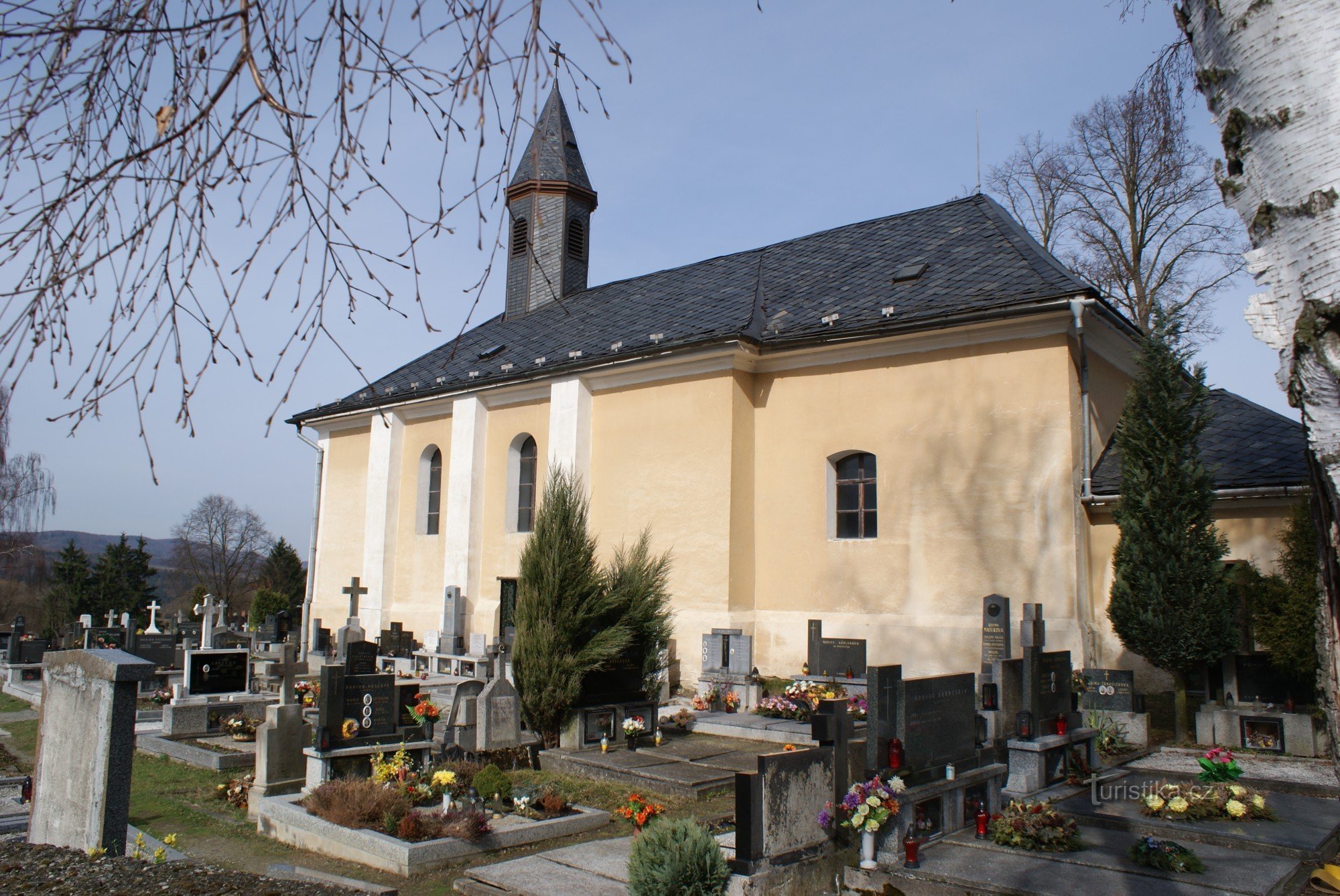 Bouzov - igreja do cemitério de St. Maria Madalena