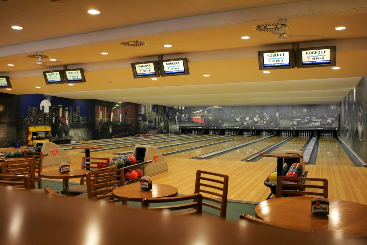 Chơi bowling tại Bố già Třebíč