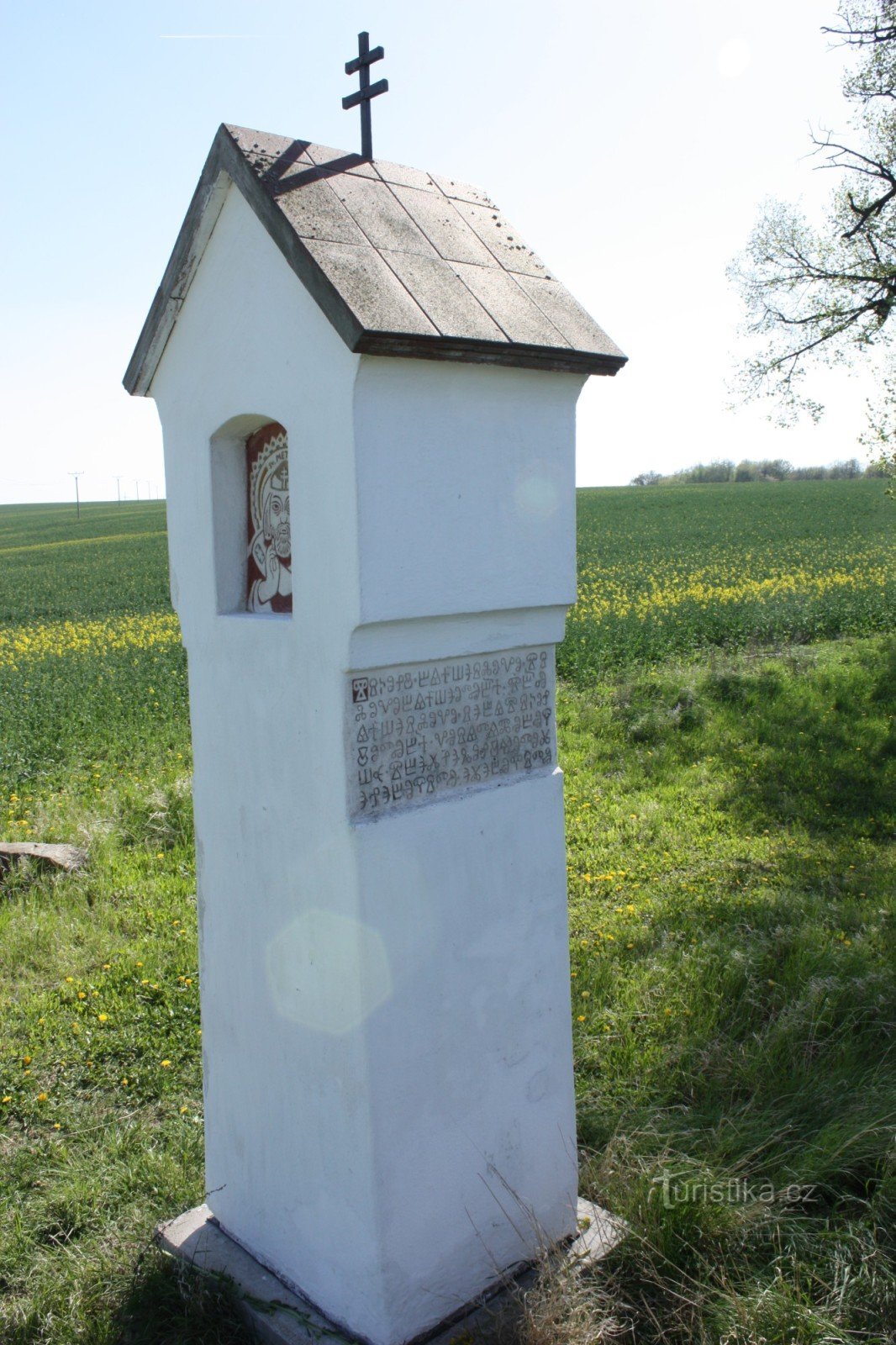 Mosca de Dios con la cruz patriarcal en Bohdalice