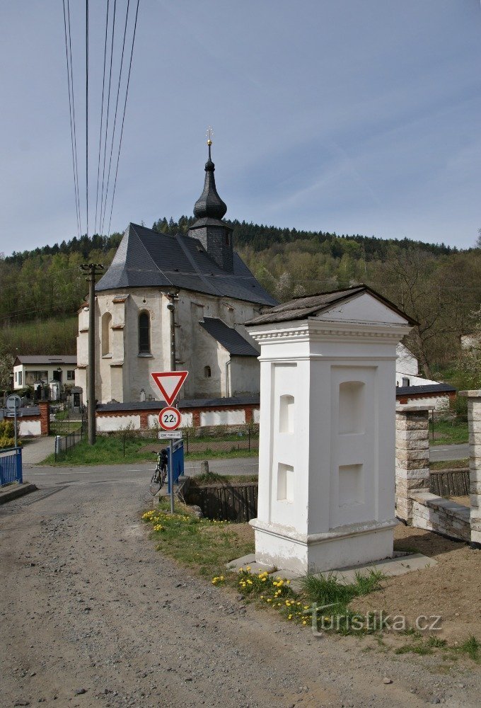 božje muke in cerkev v Bratrušovih