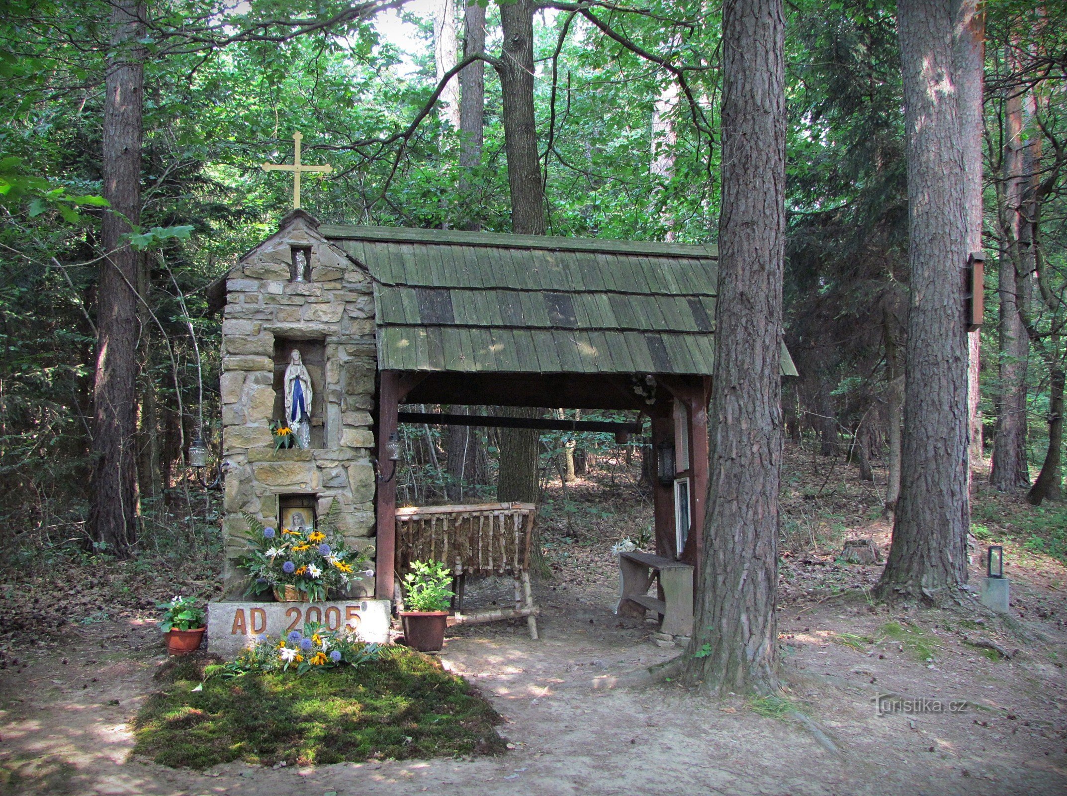 Passie van God met een kribbe, een standbeeld en een foto van P. Mary