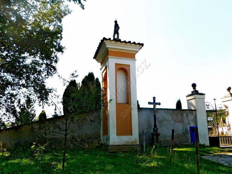 boží muka se sochou Krista