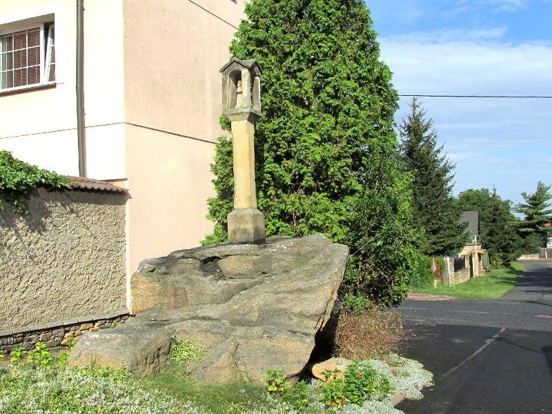 boží muka se soškou sv. Rocha